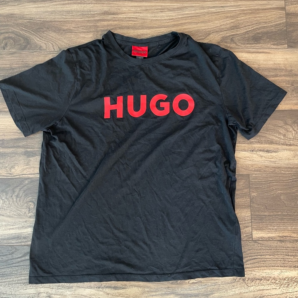 Men’s HUGO BOSS black t shirt with red logo. Size XL, great condition